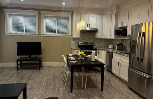 Dunbar House | 2 bright bedroom near UBC