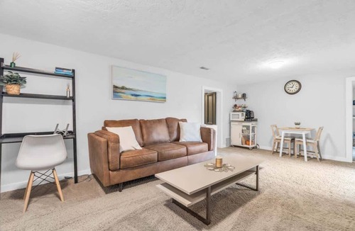 Rosemount House | 2 min to AUD | Private Getaway w/Firepit