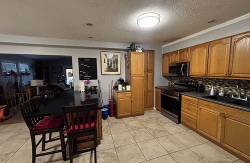 Chippawa House | 2 minutes to the falls ultimate Niagara Getaway - Hot Tub, Game Room, & tiki bar
