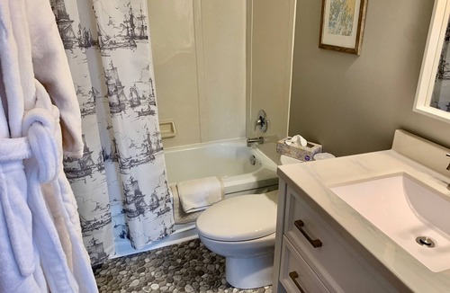 Port Elgin Hotel | 202 - Executive Rm Lake View- Balcony 2 DBL