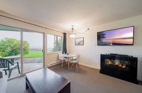 Regional District of Nanaimo Condo | #221 Lower Beach View Suite at Shorewater Resort, Qualicum Beach