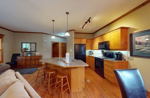 The Blue Mountains Condo | 2BD Condo, Mins to Village w/Summer Pool