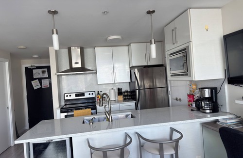 Crosstown Condo | 2BR,2BTR with AC condo in vancouver 6 guests parking