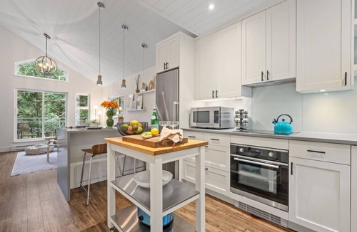 Whistler Creekside House | 2BR Creekside Gem|Steps to Gondola,Free PKNG|Patio