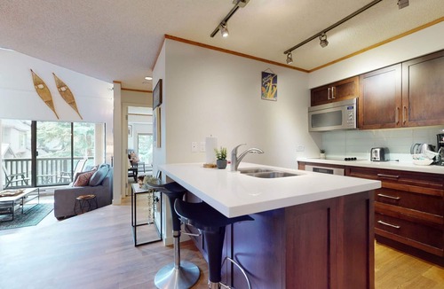 Upper Village House | 2BR+Den | Gables | Unbeatable Location Near Gondolas | Private Balcony | Secure Parking