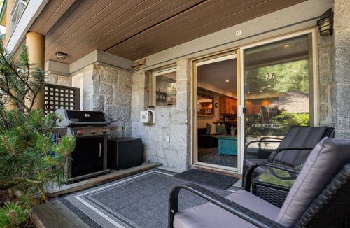 Village North House | 2BR + Den | Valhalla | Village Location | Covered Patio | King Bed | Hot Tub