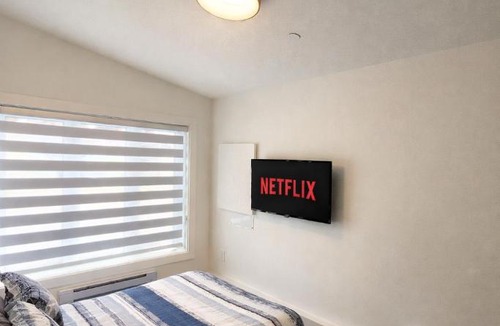 Sunset Apartment | 2BR Detached House - Free Parking -10 mins to YVR & Downtown