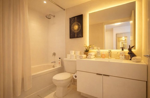 Wellington Place Hotel | 2BR Downtown Toronto Retreat with Free Parking