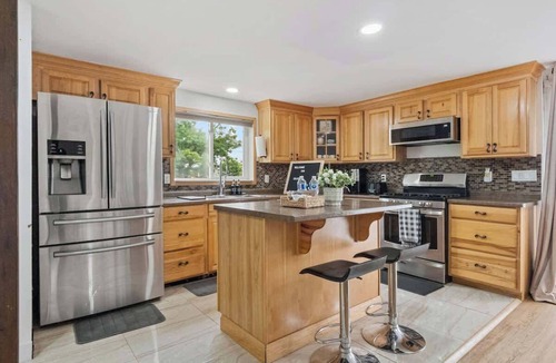 Fort Erie House | 2BR Lakeside Oasis w/BBQ & Parking | Sleeps 5!