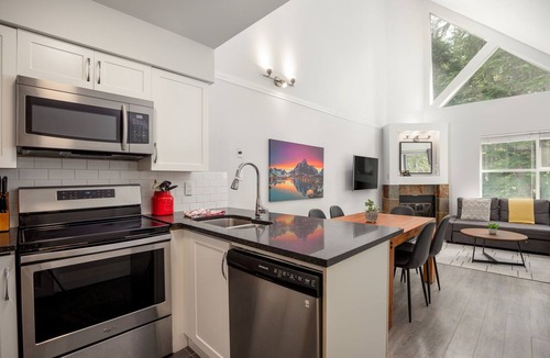 Blackcomb Condo | 2BR + Loft | Wildwood Lodge | Free Ski Bus | Hot Tub & Pool | Private Patio | Parking