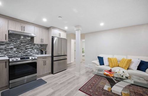 Evanston House | 2BR Private Suite Free Banff Pass