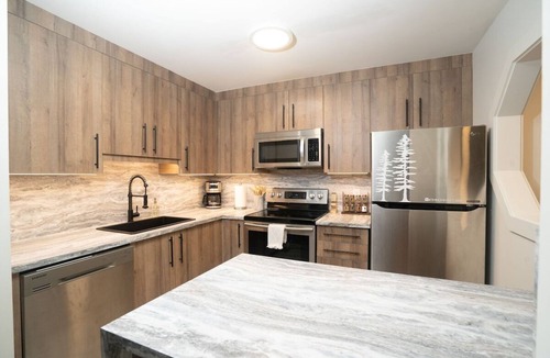 Village North House | 2BR Twnhse in Village! Private Hot tub | King Bed | Four Bikes | Free Parking