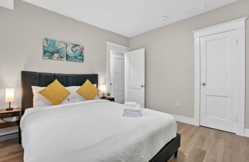 Kitchener House | 3 BD Suite Walk to Downtown Bonus Room for Work or Kids