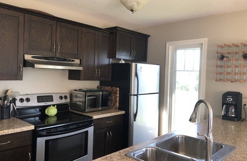 Glen Huron Ski Chalet | 3 Bdrm Lakefront Cottage with Hot Tub In Blue Mountain