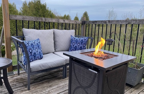Glen Huron Ski Chalet | 3 Bdrm Lakefront Cottage with Hot Tub In Blue Mountain