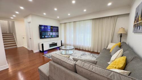 Woburn House | 3 Bed 2 Bath Bungalow, Walk to Bus, 30 min to Downtown