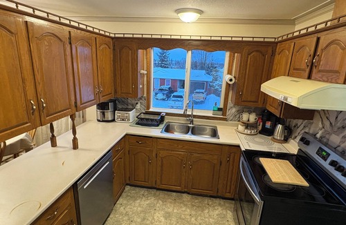 Prince George House | 3 bed/2 Bath family- friendly upper suite in college heights