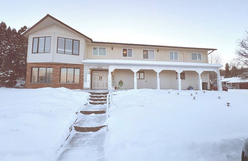 Prince George House | 3 bed/2 Bath family- friendly upper suite in college heights