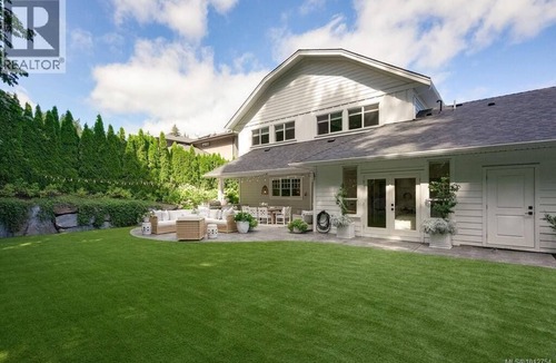 Sidney House | 3 bed/5 bath beautiful coastal family home w/water views near airport & Sidney