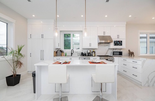 Arbutus Ridge House | 3 bed all with ensuite, free parking, minutes to downtown, beaches