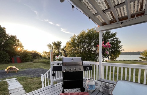 Stone Mills Cottage | 3 bedroom 2 bathroom Lakefront Farmhouse Cottage on White Lake
