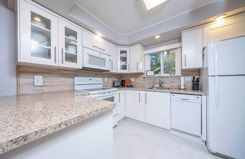 Point Clark House | 3 BEDROOM COTTAGE- 6 minute walk to Lake Huron Sandy beach. Sunsets, campfires