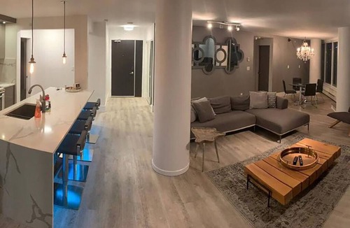 Gastown Condo | 3 bedroom Downtown Vancouver S.Penthouse, near skytrain, shopping & restaurants.