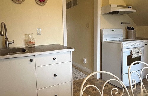 Port Colborne House | 3-bedroom house in charming Port Colborne with view of ships!