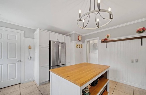 Sooke House | 3-bedroom house with backyard, patio and hot-tub