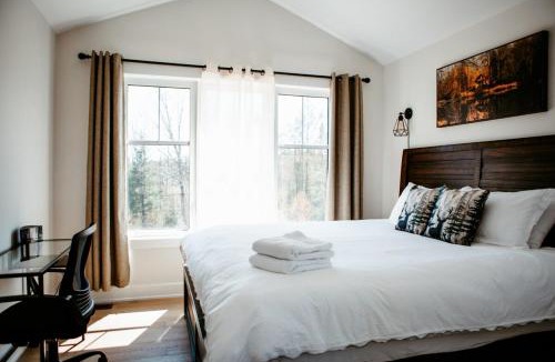 Dwight Ski Chalet | 3 Bedroom Modern Muskoka Retreat with King Bed and Hot Tub