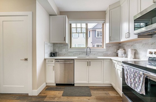 Abbotsford House | 3-bedroom townhome in lovely Abbotsford with WiFi, AC