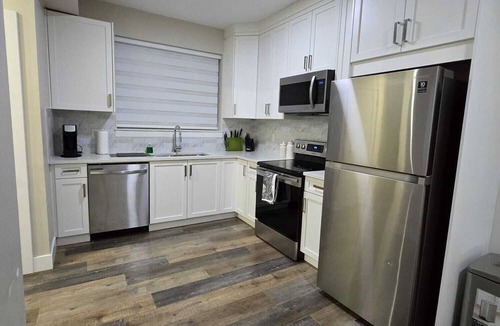 Abbotsford House | 3-bedroom townhome in lovely Abbotsford with WiFi, AC