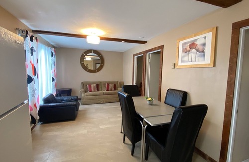 Wasaga Beach Cottage | 3-bedroom Wasaga Beach Walk to beach Free Parking Free Wifi