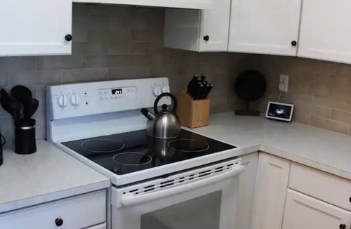 Lethbridge House | 3 Queen Bedroom Townhome, Fireplace, Wifi, Walking Trails and Greenspace nearby