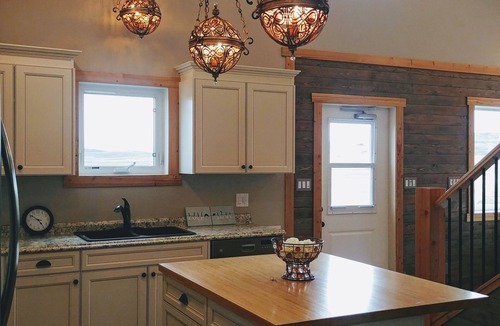 Cardston Apartment | 30 Mins to Waterton Gate! Relax & Enjoy the View of Chief Mountain & Sunsets