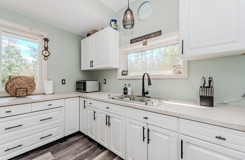 Colpoys Bay Cottage | 3BR/2BTH Lake Huron Cottage Retreat Hideaway - Sunny Meadow in Bruce Peninsula