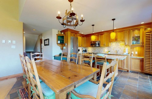Blackcomb House | 3BR | Blackcomb Greens | Wood Burning Fireplace | Complex Hot Tub | Parking | Mountain Views