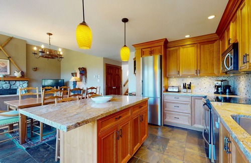 Blackcomb House | 3BR | Blackcomb Greens | Wood Burning Fireplace | Complex Hot Tub | Parking | Mountain Views