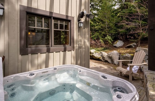 Upper Village House | 3BR + Den | Walk to Slopes | Hot Tub | Garage (Gear Storage Only)