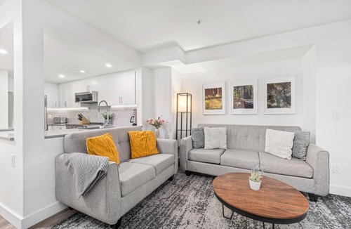 Village North House | 3BR | Lagoons | King Bed | Private Balcony | Village Location | Parking