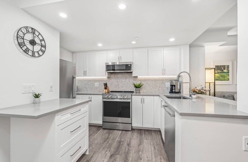 Village North House | 3BR | Lagoons | King Bed | Private Balcony | Village Location | Parking