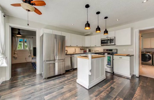 Sutton Cottage | 3BR lake Simcoe cottage ,free parking, Ice fishing-hour drive to Toronto