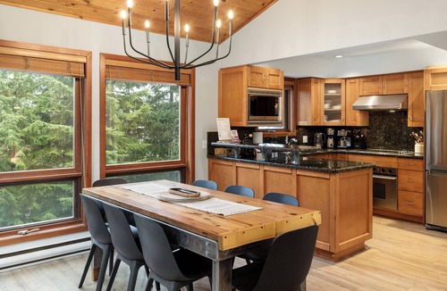 Upper Village House | 3BR + Loft | Ski-In/Ski-out | Near Village | Hot Tub | Garage