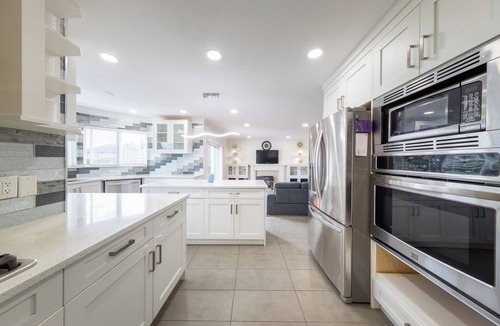 Abbotsford House | 3BR Spacious Home Close to Airport Sleeps 10