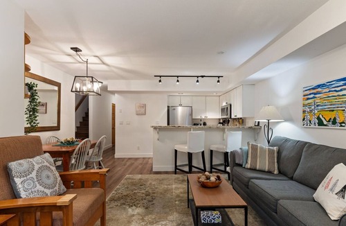 Village North House | 3BR | Valhalla | Village Location | Communal Hot Tub | Gas Fireplace | Parking