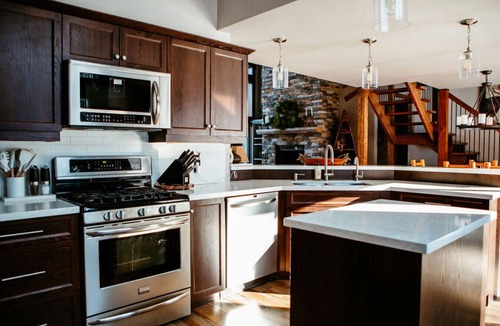 Dunchurch Cabin | 3BR Waterside Cottage w/King Beds & Fireplace