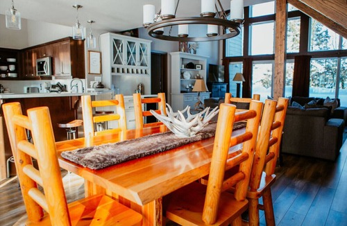 Dunchurch Cabin | 3BR Waterside Cottage w/King Beds & Fireplace