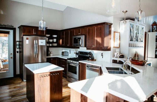 Dunchurch Cabin | 3BR Waterside Cottage w/King Beds & Fireplace