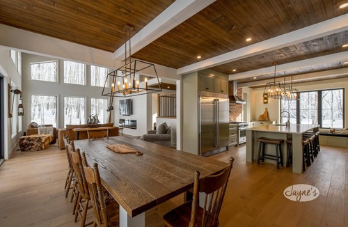 Glen Huron Ski Chalet | 4 bed 3 bath home Minutes to Blue Mountain! 25 acres! Privacy!
