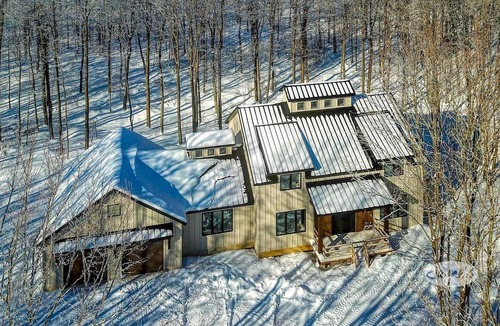 Glen Huron Ski Chalet | 4 bed 3 bath home Minutes to Blue Mountain! 25 acres! Privacy!